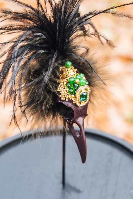 Création aux plumes noires et bijoux verts — Geoffroy Mathieu