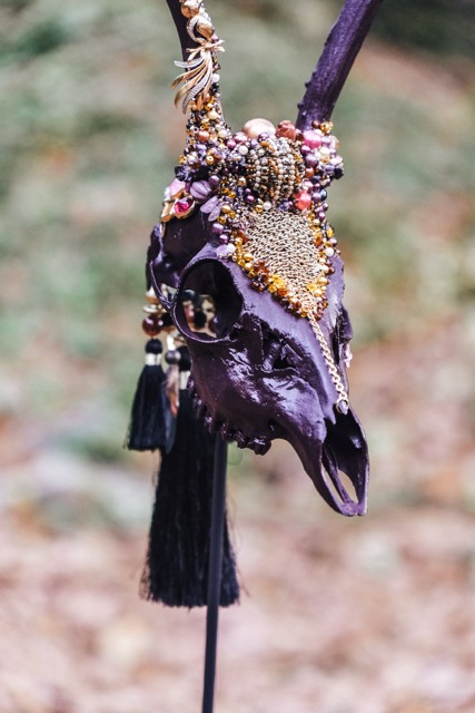Sculpture violette, bijoux et franges — Geoffroy Mathieu