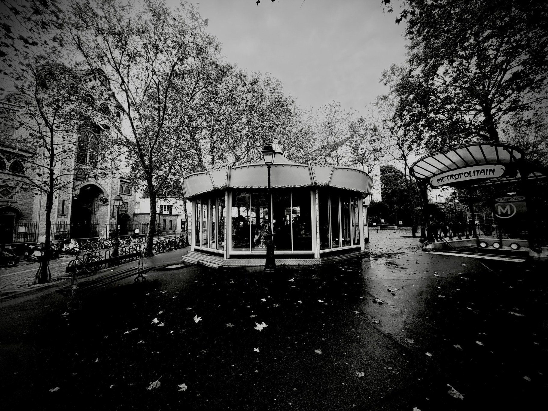 Le carrousel et le métro Abbesses à Montmartre